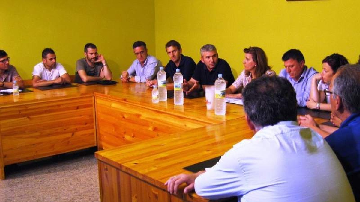 Representantes de los municipios mineros, ayer en la reunión de Igüeña.