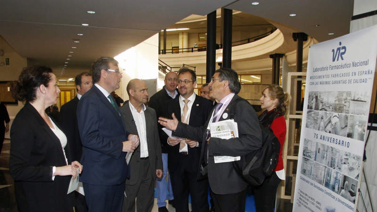 El alcalde de León, Antonio Silván, acudió ayer a la inauguración del Congreso Nacional de Pacientes Crónicos. F. OTERO PERANDONES