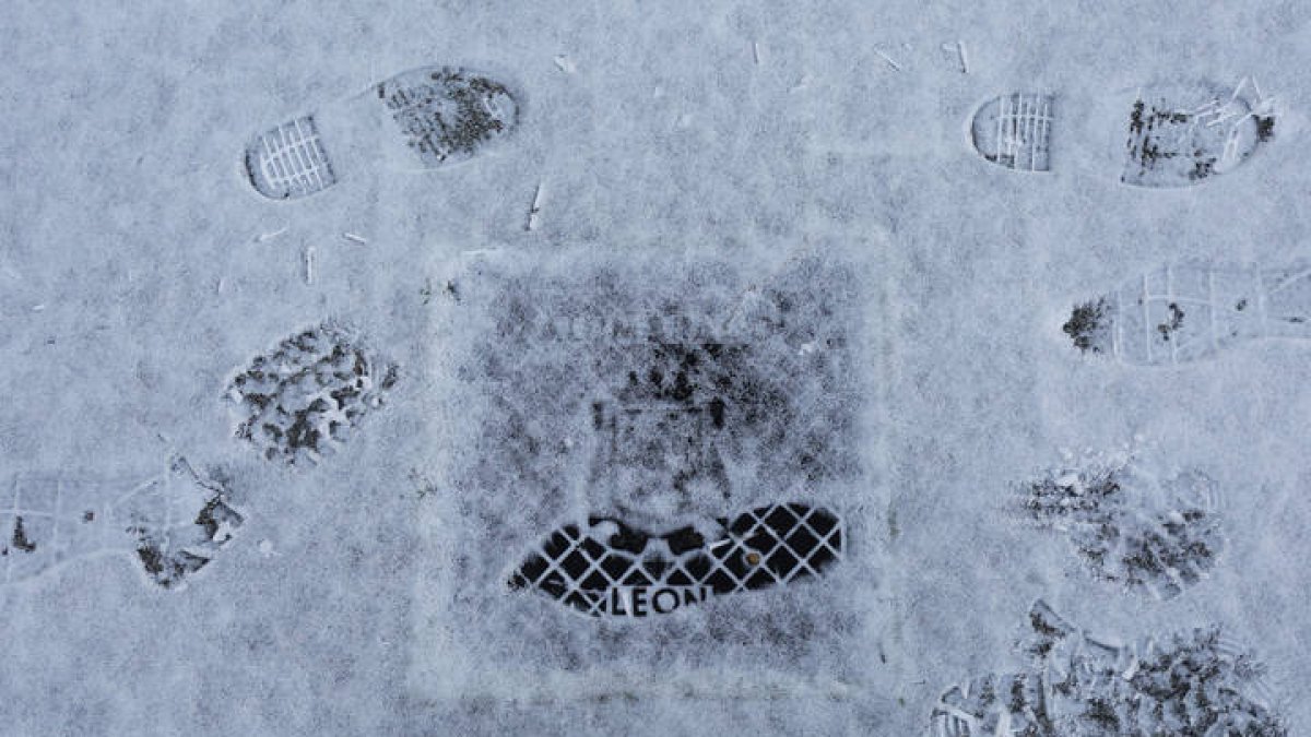 Pisadas en la nieve tras una nevada en León en enero de este año. FERNANDO OTERO