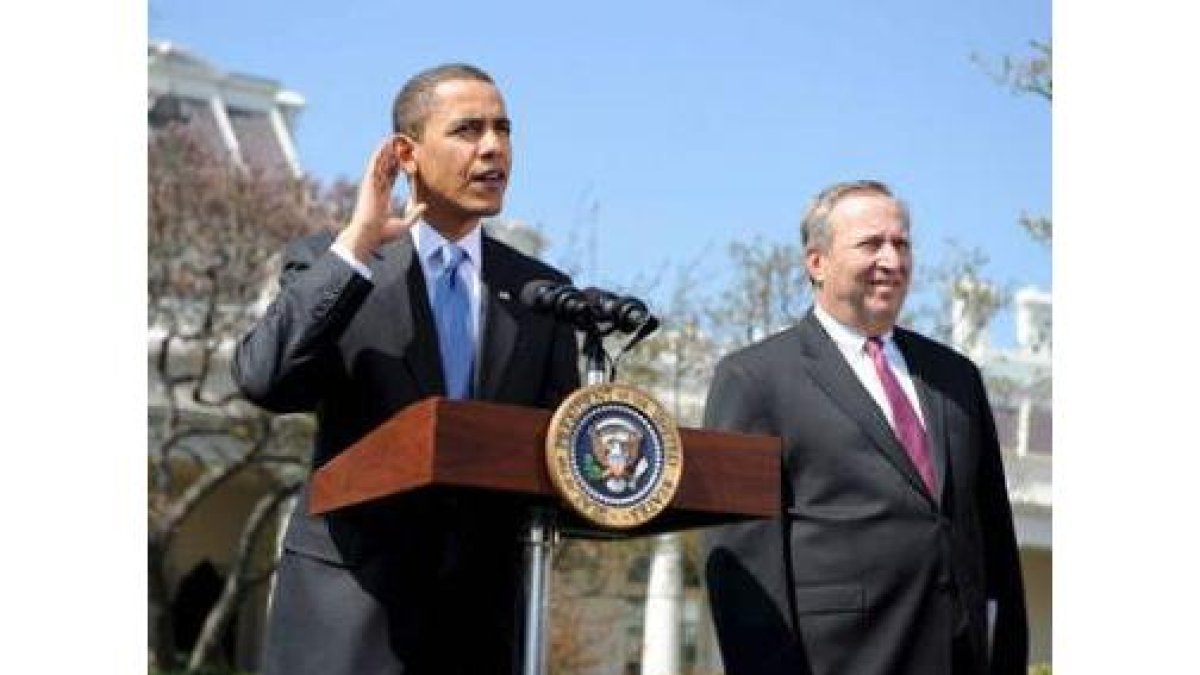 Obama, junto al asesor económico de la Casa Blanca, Lawrence Summers
