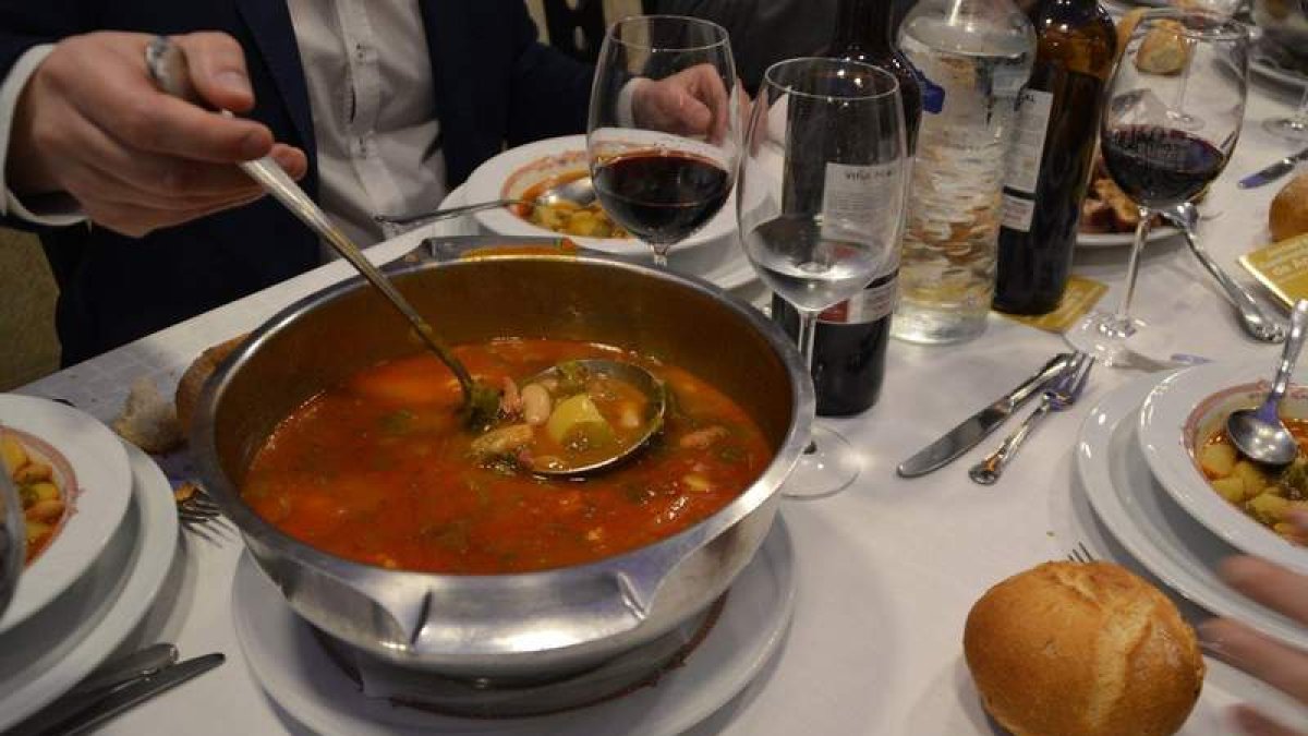 El pote de berza, patata, chorizo, morcilla y que puede incorporar también oreja, lacón o morro es el auténtico protagonista de la actividad ‘antroxera’