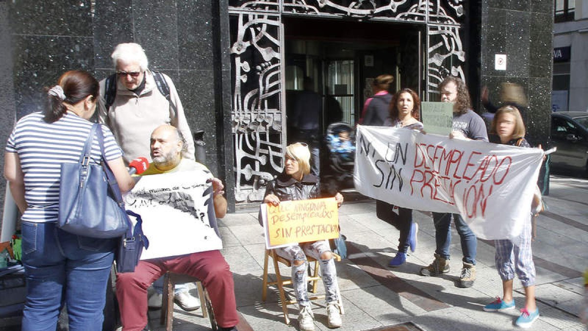 Concentración de 'La silla del hambre' frente al Ayuntamiento de León