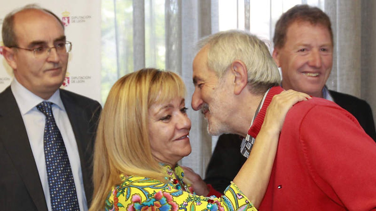 Isabel Carrasco y Matías Llorente se besan, intantes antes de la reunión.