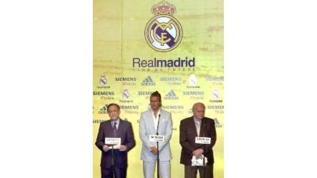 Florentino Pérez y Di Stefano flanquean al astro en la presentación