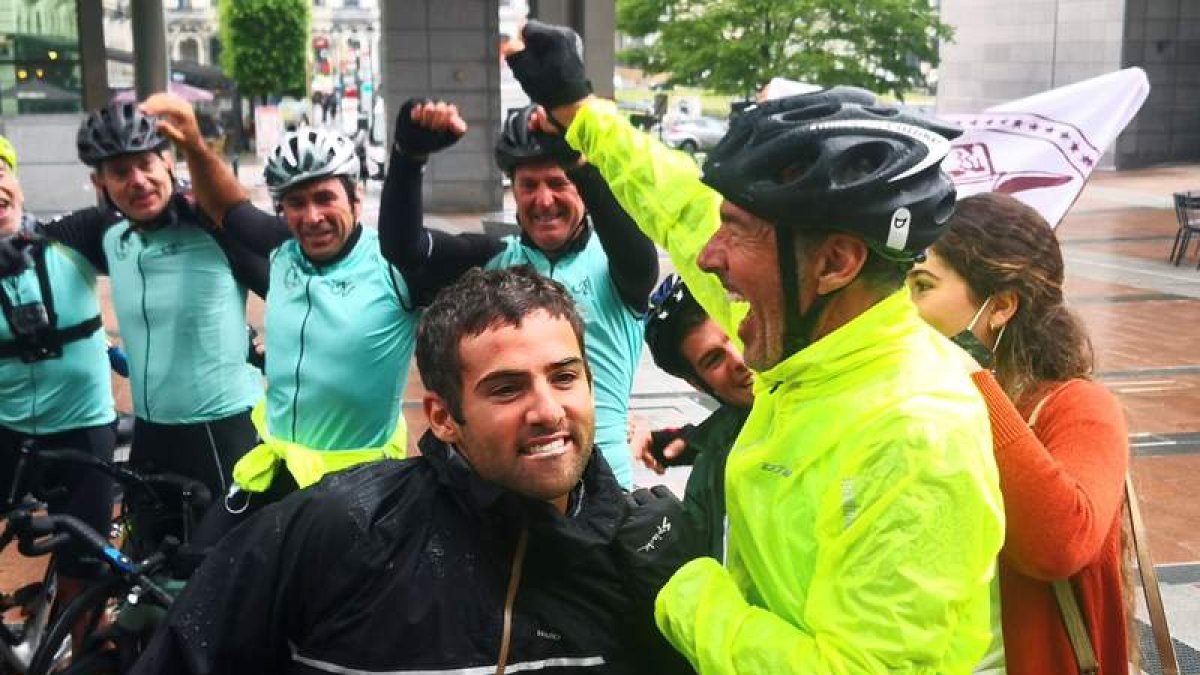 Emoción y celebración tras la llegada de Jaime Lafita al Parlamento Europeo. RICARDO RUIZ VARO
