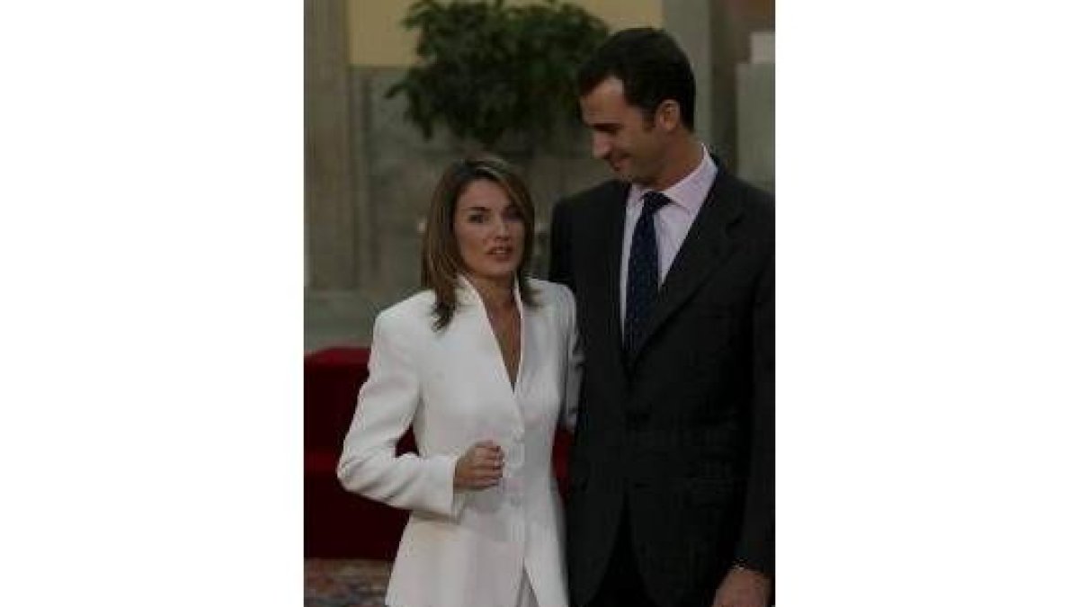 El joven Jorge Molinero posa con soltura y elegancia, además, vean qué percha