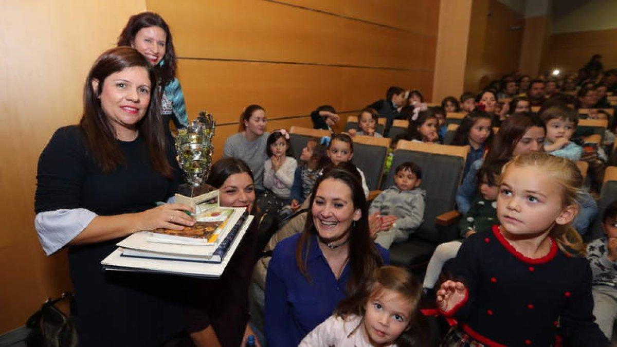Profesoras y alumnos del colegio La Inmaculada de Ponferrada, ganadores del primer premio. L. DE LA MATA