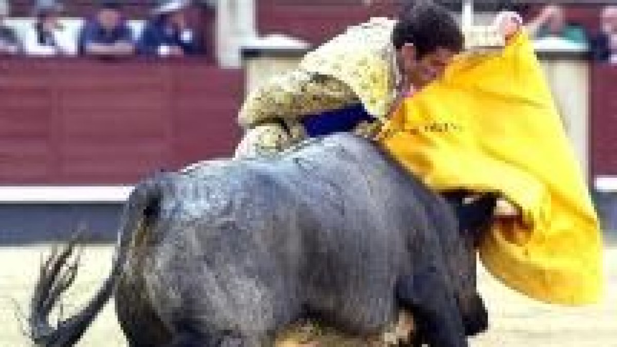 El novillero Salvador Cortés en un momento de riesgo en un quite en el primer toro de la tarde