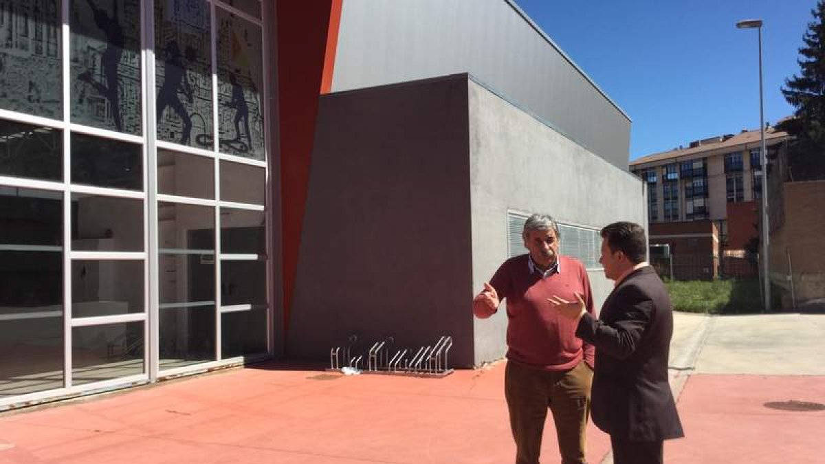 Pablo Peyuca González y el concejal Manuel Ortiz, ayer frente al polideportivo de Rectivía. DL