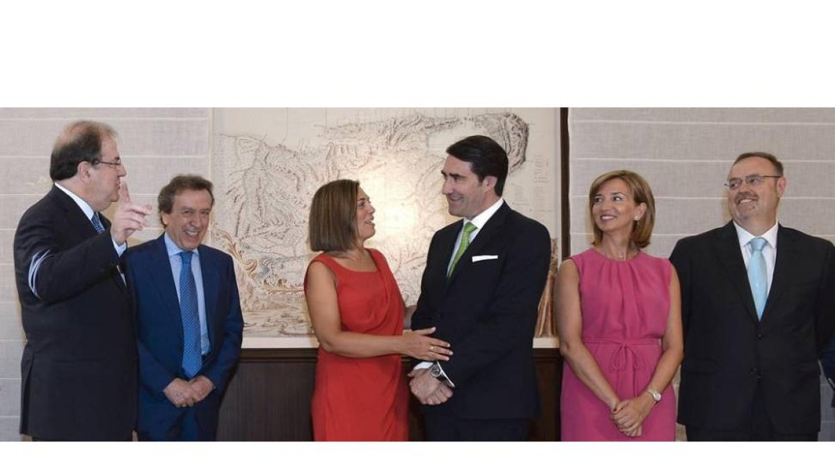El presidente de la Junta de Castilla y León, Juan Vicente Herrera, bromea con alguno de sus consejeros y el delegado del Gobierno, Juan Carlos Suárez-Quiñones, a quien han invitado a la foto de familia aunque hasta el viernes no cesa en su cargo para pod