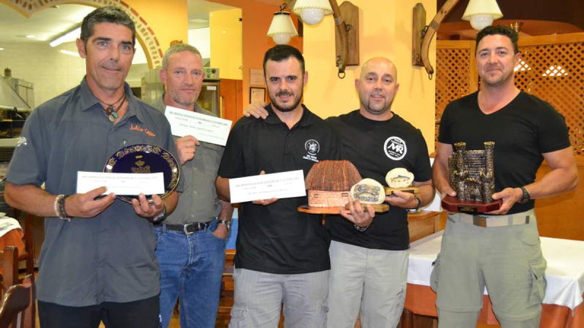 Los cinco primeros clasificados posan con sus trofeos.