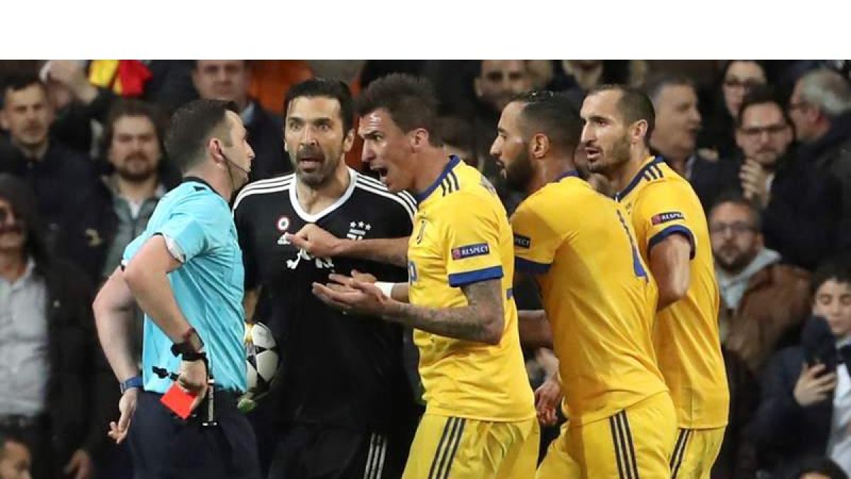El árbitro expulsó a Buffon tras las protestas del portero italiano por el penalti pitado a Lucas Vázquez en el añadido. KIKO HUESCA