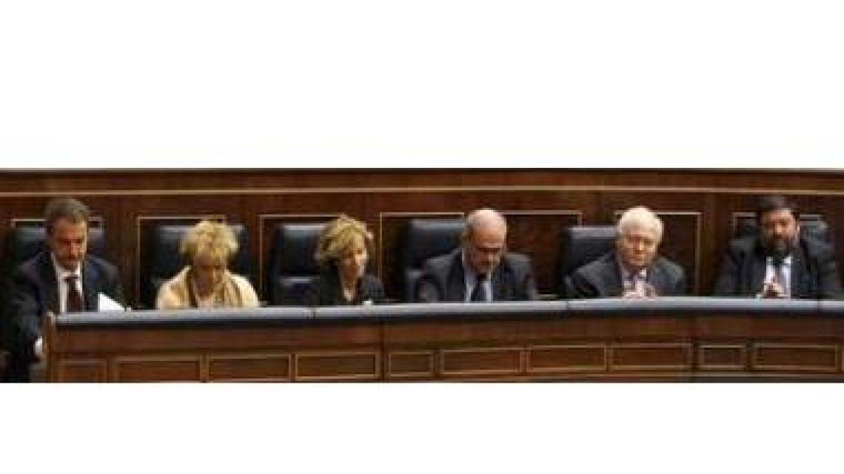 Zapatero, De la Vega, Salgado, Chaves, Moratinos y Caamaño, durante el pleno en el Congreso de los D