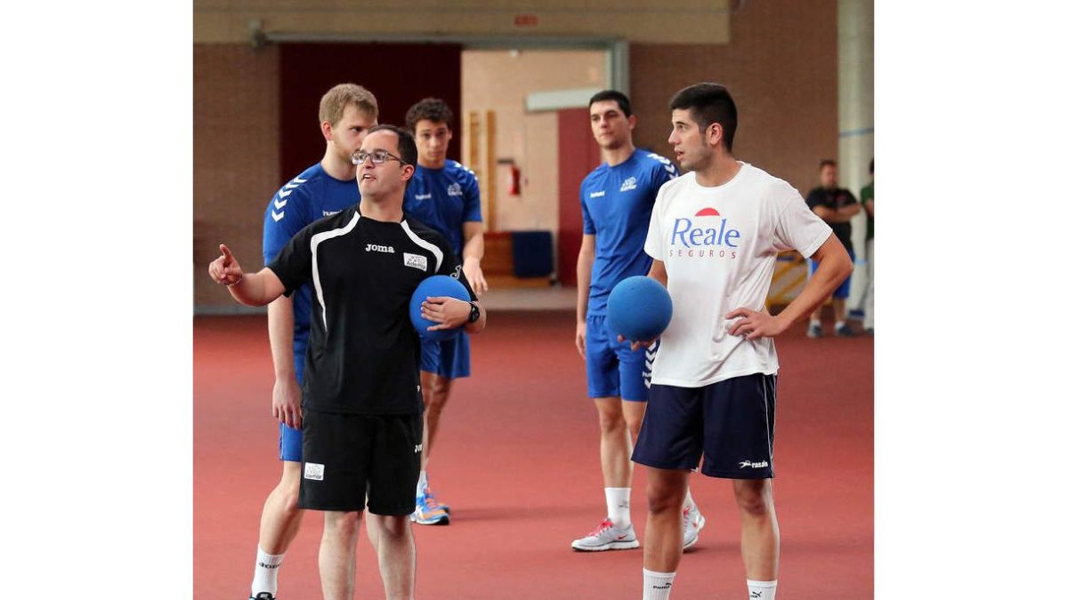 El técnico, Dani Gordo, junto con sus jugadores.