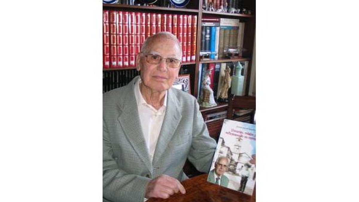 Ricardo Barredo con su libro autobiográfico.
