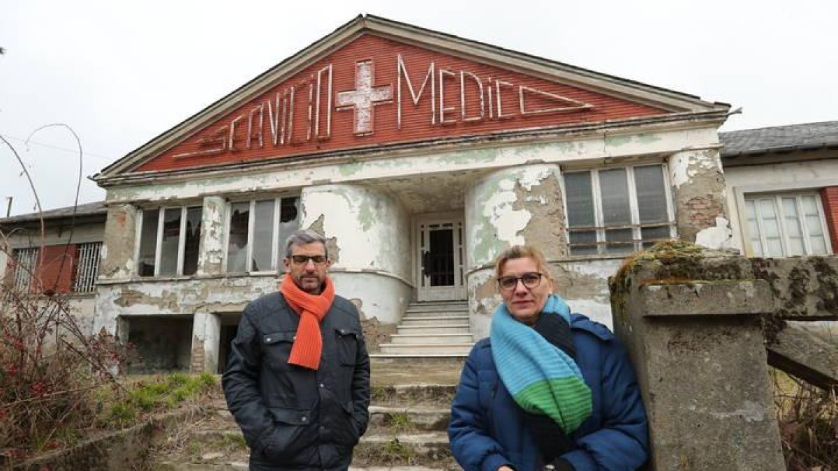 El concejal Fidel Santín y la alcaldesa Mari Paz Martínez delante del hospitalillo.