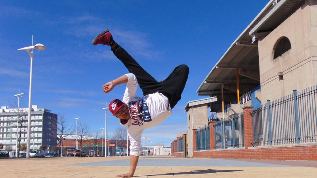 Un bailarín berciano de bboying (o breakdance) en pleno baile en las inmediaciones del estadio Colomán Trabado