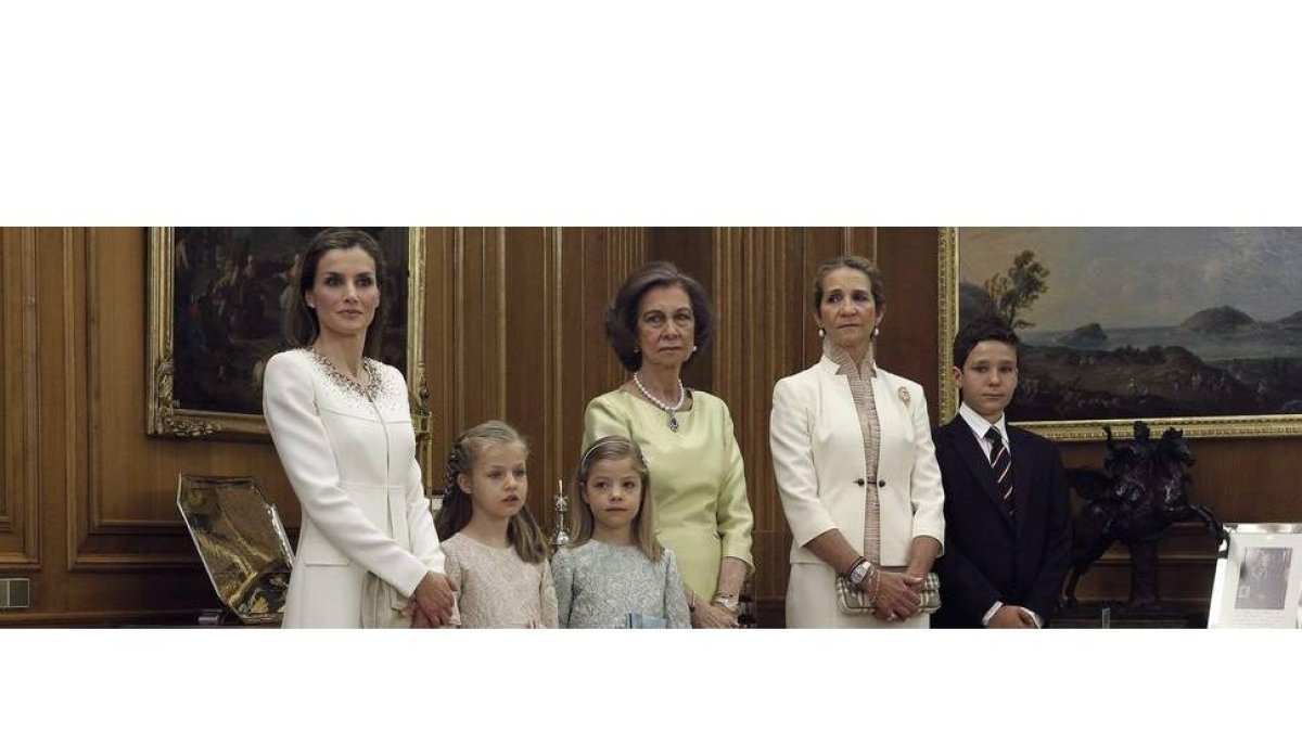 La reina Letizia, la Princesa de Asturias, la infanta Sofía, la reina Sofía, la infanta Elñena y su hijo Froilán en el acto de traspaso de los poderes militares de don Juan Carlos I al rey Felipe VI