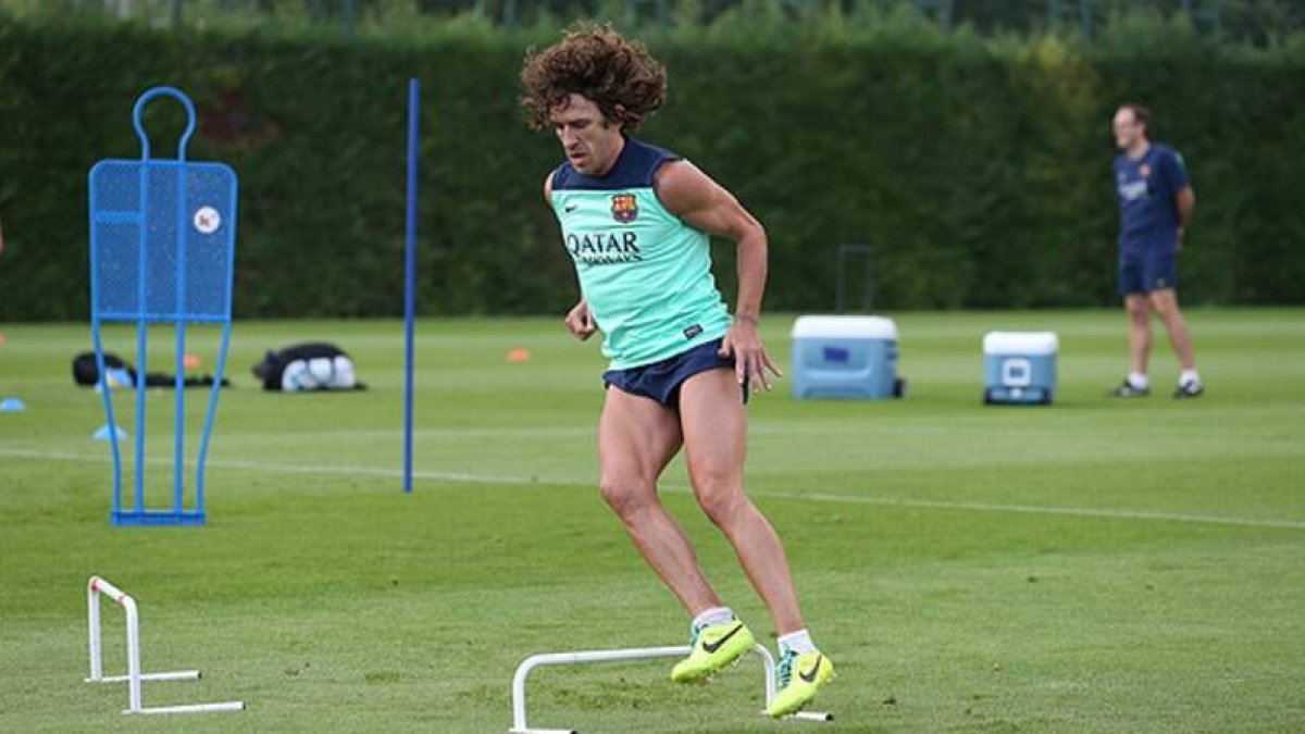 Carles Puyol, durante un entrenamiento en la ciudad deportiva de Sant Joan Despí.