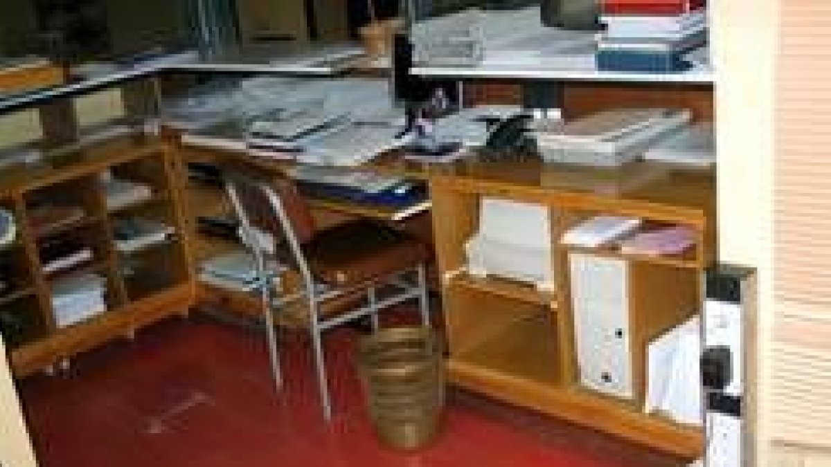 Puesto de trabajo donde fue localizado el micrófono bajo una regleta