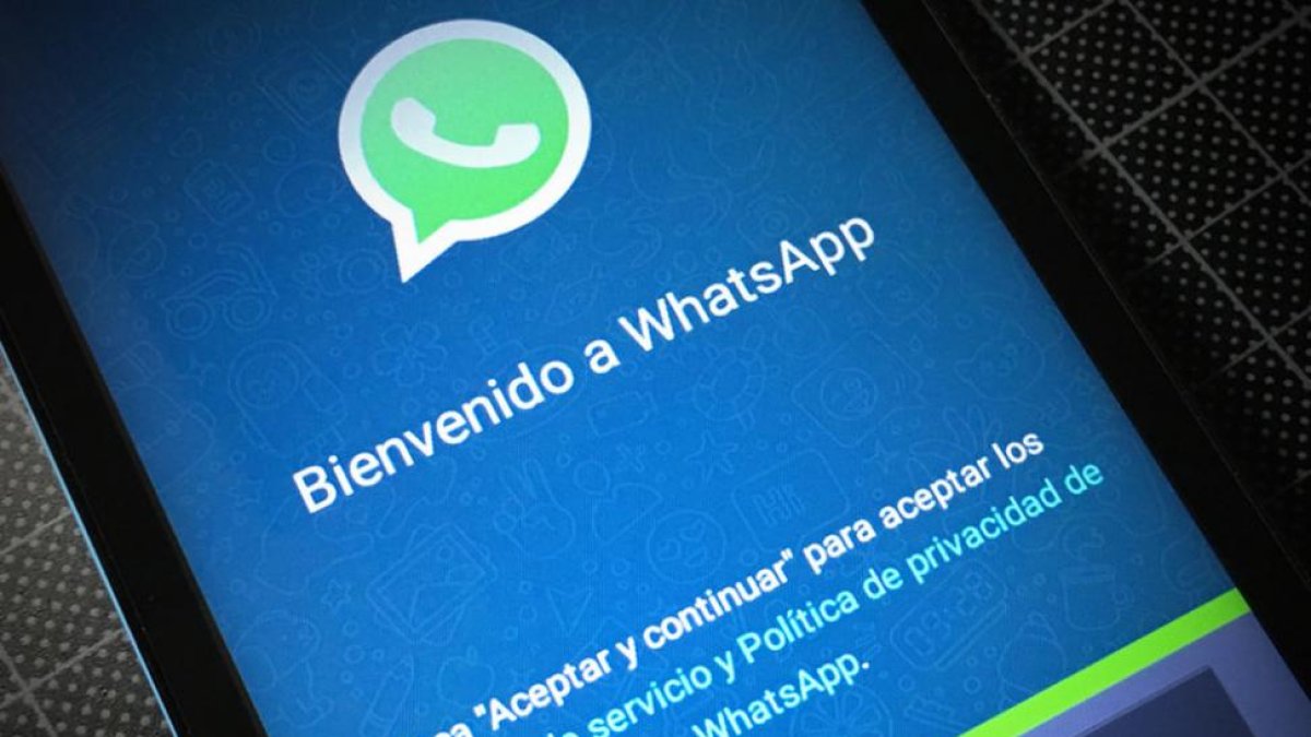 Mensaje de bienvenida a la aplicación de mensajería móvil Whatsapp.