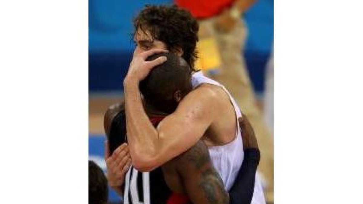 Pau Gasol (d) y Kobre Bryant se abrazan tras acabar el partido de la final