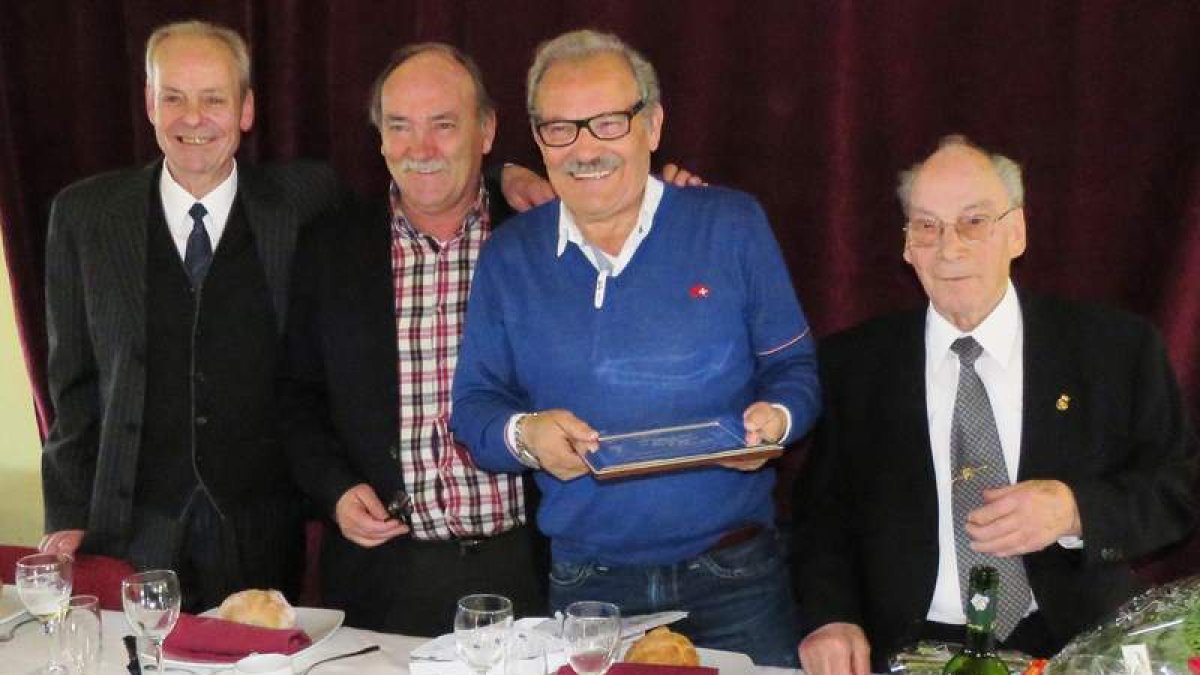 Pablo Núñez, de la pedanía, el alcalde de Bembibre, Otero, Prada y el tesorero de la junta vecinal. MC.