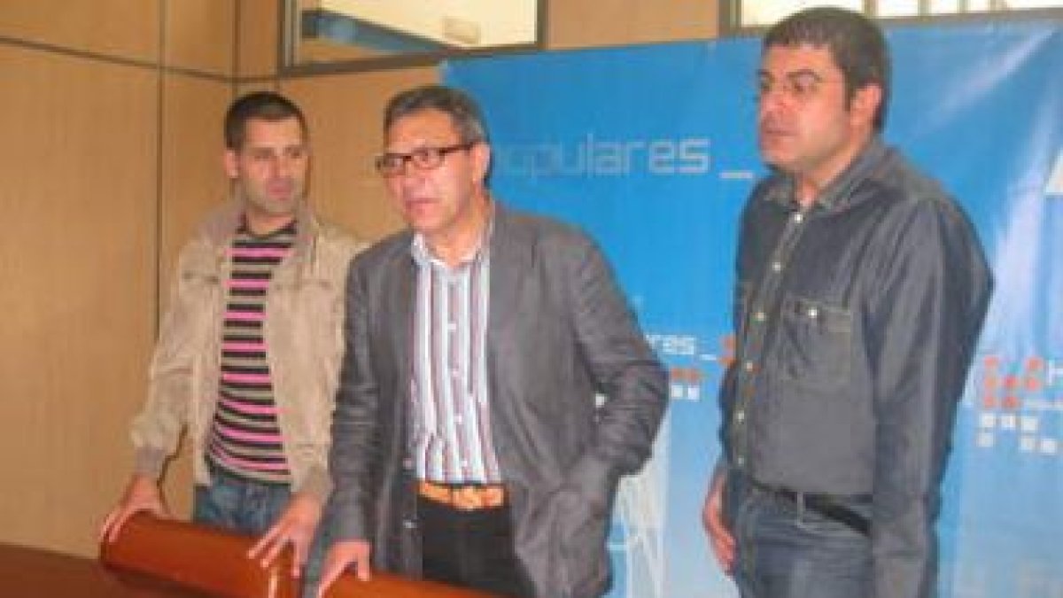 Adolfo Canedo (centro), ayer junto a dos miembros del grupo popular de Cacabelos.