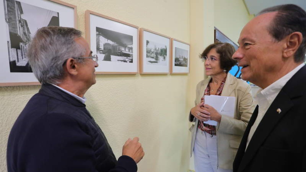 Jesús Courel, Concepción de Vega y José María Hidalgo hijo, ayer en la muestra. ANA F. BARREDO