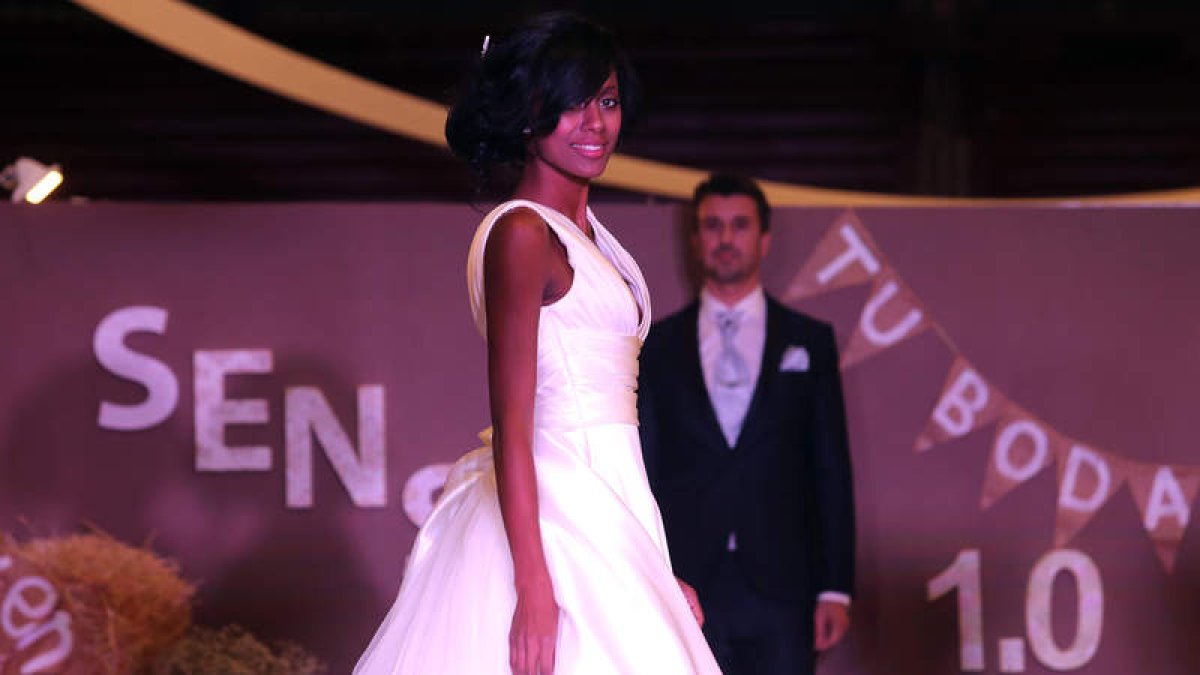 Eugenia María dos Santos, ayer en el desfile de novias en el Museo del Ferrocarril. ANA F. BARREDO