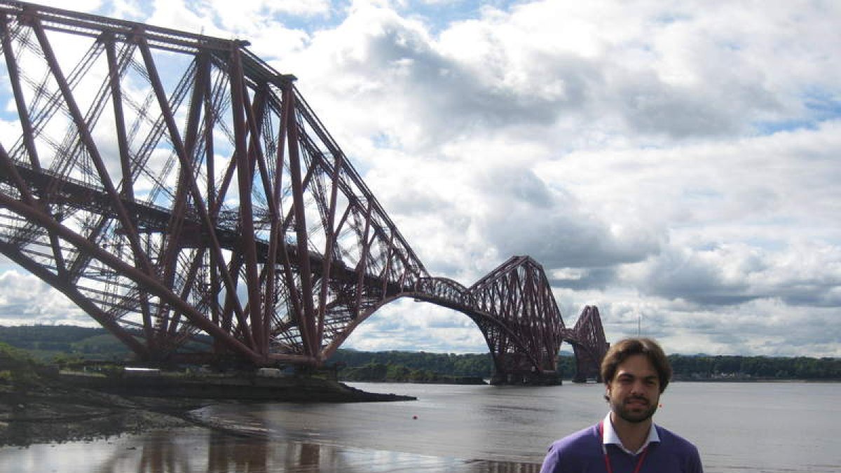 Héctor Bernardo junto al puente Forth Rail Brigde,simbolo de Edimburgo.