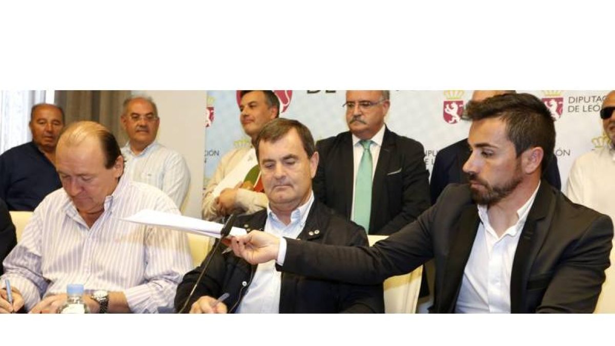 Los responsables de la UTE Legio VII, del consorcio provincial Gersul y del comité de empresa, Óscar Sanzo (I), José Antonio Velasco (C) y Fernando Abella (D) firman el acuerdo que pone fin a la huelga de basuras.