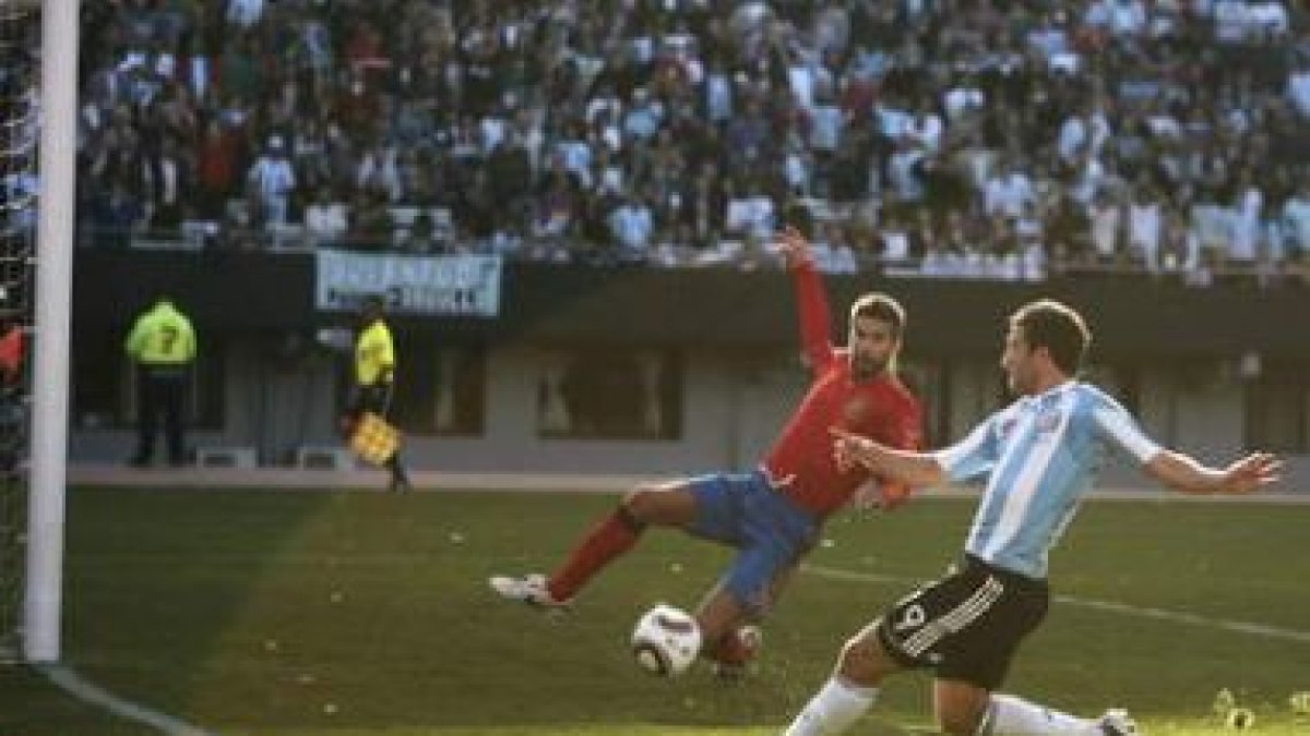El argentino Gonzalo Higuaín, a la derecha, convierte el segundo gol de su equipo al superar a Piqué