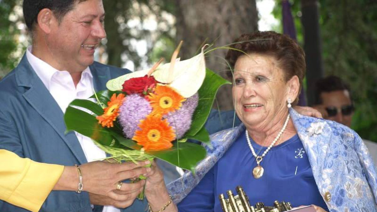Cristalina Fanjul, designada paisana de honor tras 50 años visitando la villa.