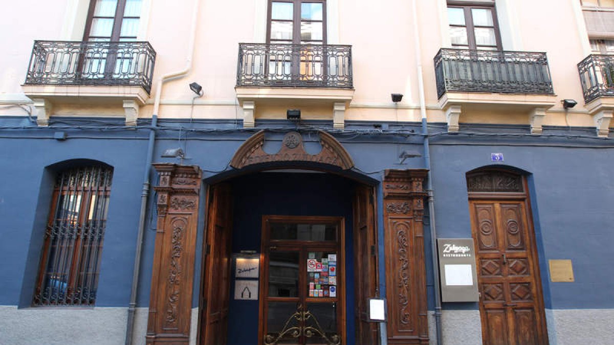 Entrada al restaurante Zuloaga de la capital leonesa, establecimiento sobre el que trabaja un equipo de ‘Cuarto Milenio’.