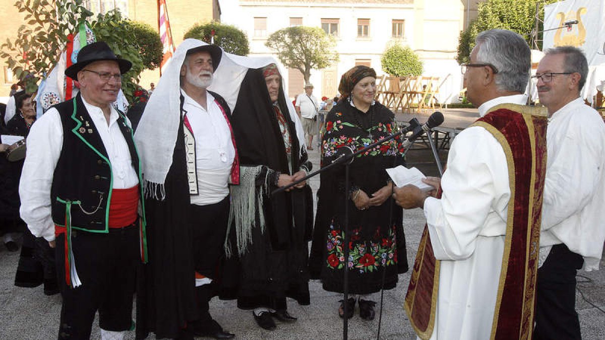 Los novios y padrinos se presentaron ante el sacerdote ataviados con los trajes característicos de la época.