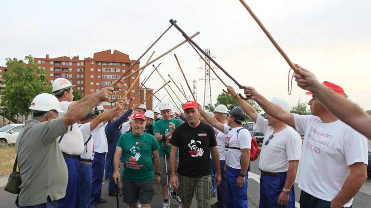 Un pasillo de honor para los veteranos de la marcha de 1992, ayer en el Polígono X