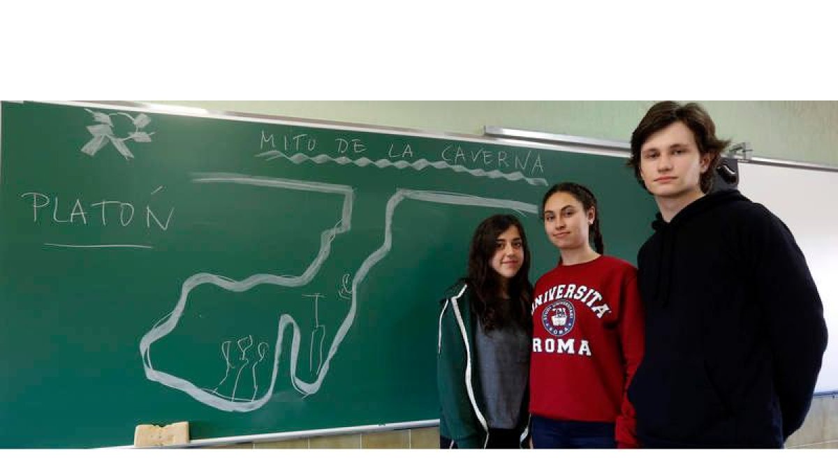 Andrea Pol, María Paz Diez y Víctor González, con el dibujo de su profesor sobre el mito de la caverna de Platón. MARCIANO
