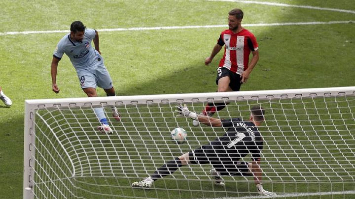 El delantero del Atlético de Madrid Diego Costa dispara ante el portero del Ahtelic Unai Simón en un partido de junio de 2020. UNAI TEJIDO