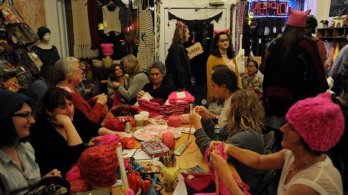 Las impulsoras del 'Pink Power' tejen gorros en la tienda Little Knittery de Los Angeles.