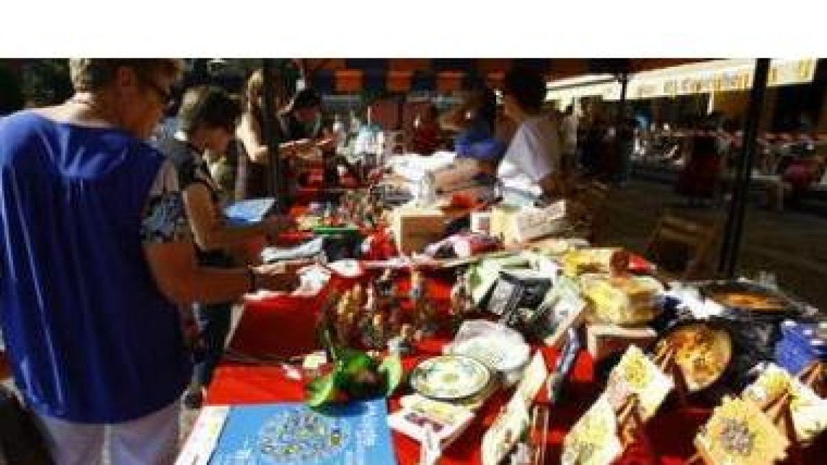 El mercadillo está ubicado en la plaza de San Marcelo.