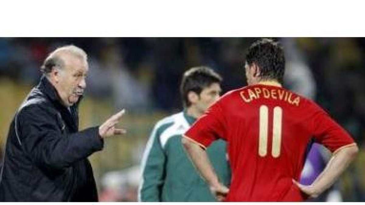 El delantero de la selección española David Villa (d) celebra la consecución del quinto gol de la Ro