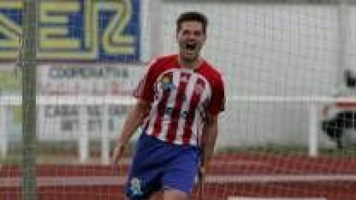 Aira celebra con júbilo el segundo gol de Recamán que daba la victoria al conjunto rojiblanco