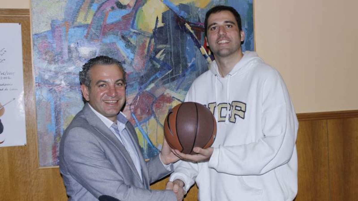 Nicanor Sen, alcalde de Cistierna, y Roberto Morentin, jugador de baloncesto.