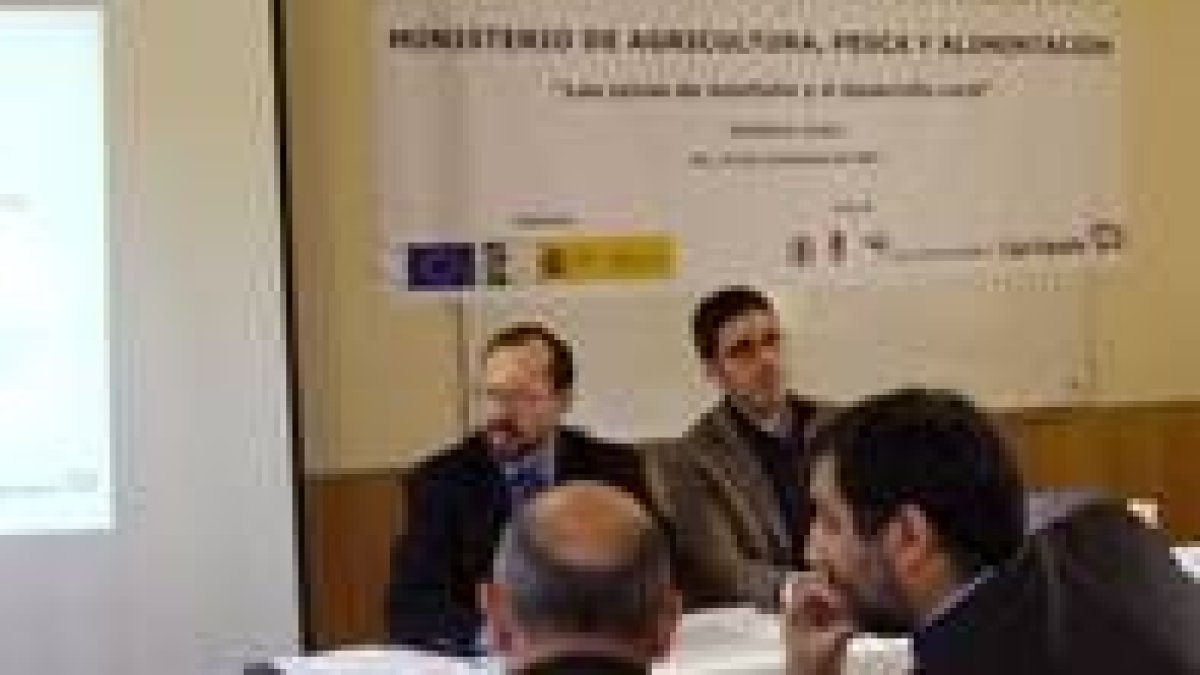 Carlos Oñate, a la izquierda, en la apertura de las jornadas