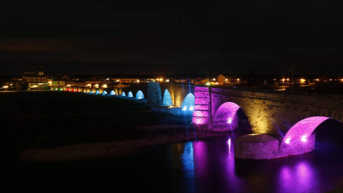 El que es considerado como uno de los monumentos más emblemáticos de la ruta Jacobea desprende un halo de luz que se aprecia en todo el entorno, y que invita al visitante a iniciar un recorrido inolvidable por este Monumento Nacional. El puente del Passo