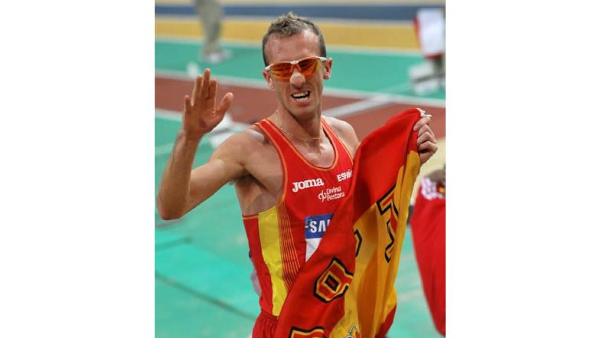Sergio Sánchez, exultante, celebra su medalla de plata en el Mundial de Doha