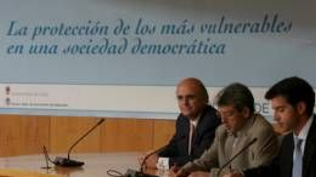 Pedro Núñez Morgades, Miguel Martínez y Juan Francisco Escuredo durante la presentación