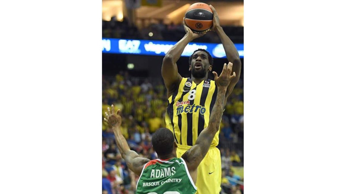 Ekpe Udoh se impone al jugador del Baskonia Darius Adams. STACHE