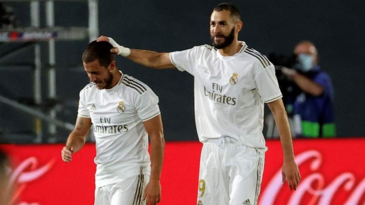 Benzema bromea con Hazard tras anotar el francés uno de sus dos goles frente al Valencia. JUANJO MARTÍN